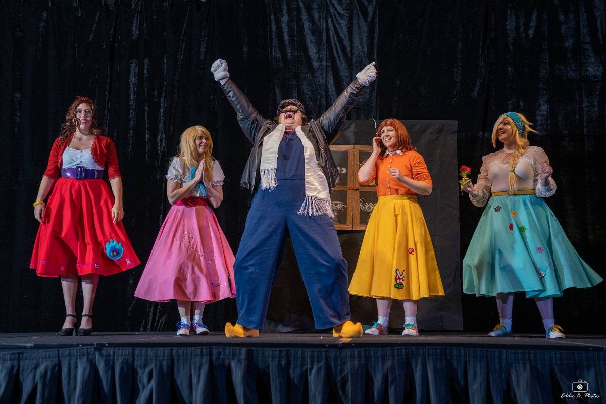 Thank you to @EddieBPhotos for this great shot! Here we are on stage from #colossalconnorth💖

#colossalconnorth2022 #mariocosplay #pauline #princesspeach #waluigi #princessdaisy #princessrosalina