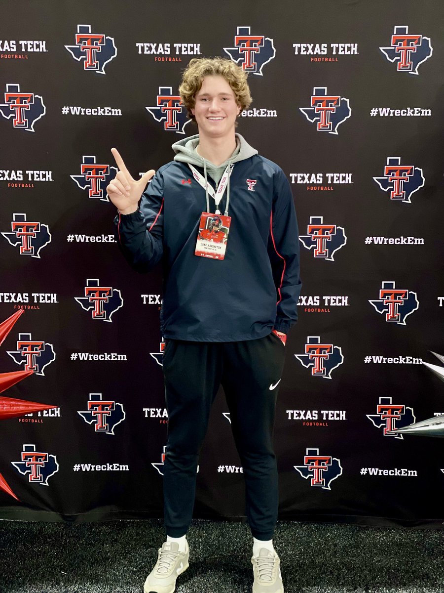 LukeArrington3's tweet photo. Thank you for the invite @jkbtjc_53 @JoeyMcGuireTTU  such a great night!@Monterey_Sports @CoachDeuceTre @CoachThrash @CoachShawTX https://t.co/d2GEyGanuH