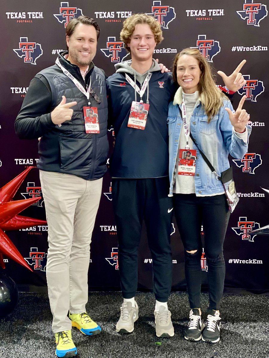 LukeArrington3's tweet photo. Thank you for the invite @jkbtjc_53 @JoeyMcGuireTTU  such a great night!@Monterey_Sports @CoachDeuceTre @CoachThrash @CoachShawTX https://t.co/d2GEyGanuH