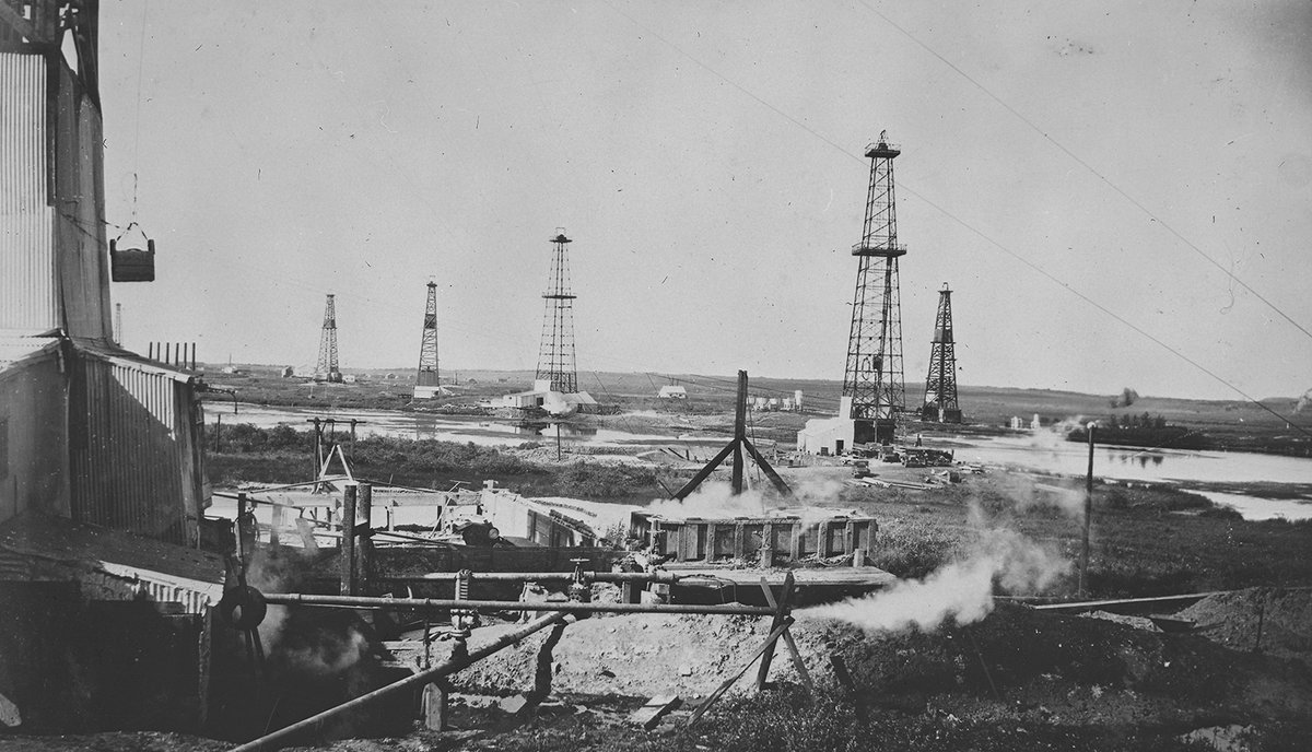 AlbertaCulture's tweet image. The resource-rich Turner Valley south of Calgary sparked Alberta’s reputation as “oil country.” The Valley was home to many gushers, including Royalite No. 4. In the 1920s, it was producing more petroleum annually than all the wells in Ontario combined. #HistoryWeek2022