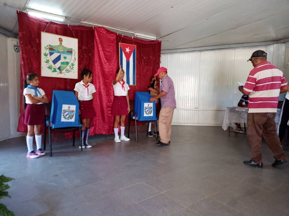 En #ProvinciaGranma como en toda #Cuba, los electores acuden a las urnas expresando la #VoluntadDeElegir al que mejor nos puede representar desde la circunscripción. #YoVotoEl27. <a href="/CapoNapoles/">Yanaisi Capó Nápoles</a> <a href="/escribano_cruz/">Francisco Alexis Escribano Cruz</a> <a href="/MilanesJerez/">Wilver Jerez Milanés</a> @LuisGui59106604 <a href="/GobiernoGranma/">GobiernoGranma</a>