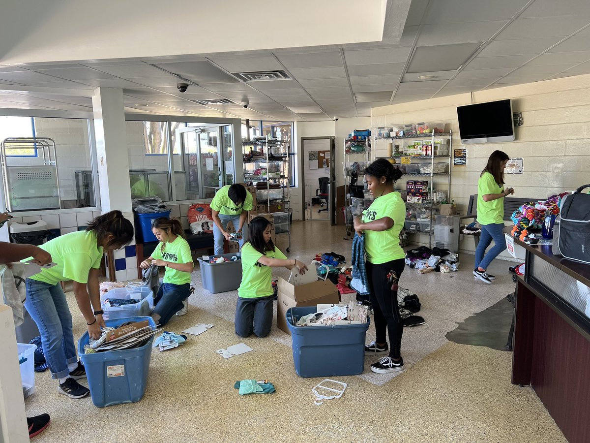 ShadowCreekHS's tweet photo. SCHS NHS members volunteer at the local animal shelter. #AlvinISDServes @ShadowCreekNHS @AlvinISD https://t.co/dgRGvXJB1J