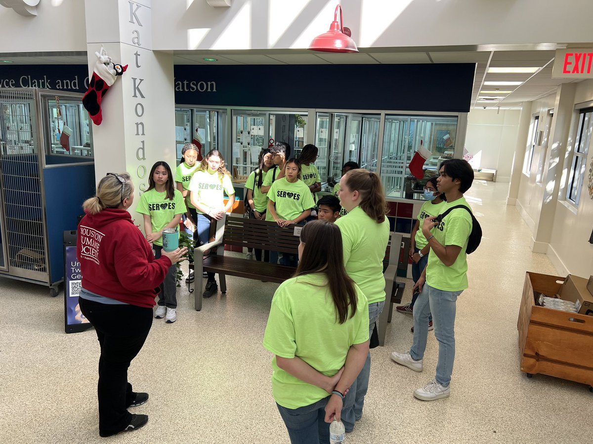 ShadowCreekHS's tweet photo. SCHS NHS members volunteer at the local animal shelter. #AlvinISDServes @ShadowCreekNHS @AlvinISD https://t.co/dgRGvXJB1J