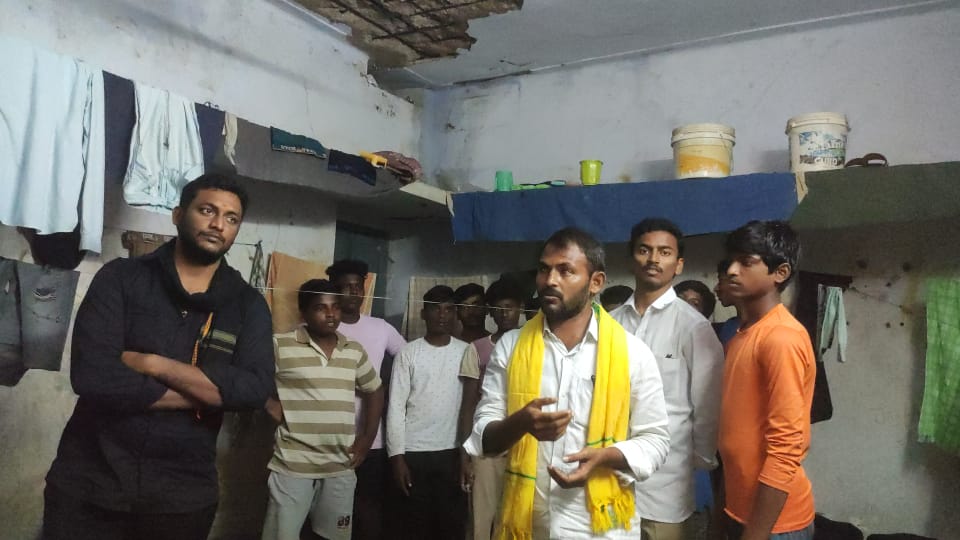 AmrullaTnsf's tweet photo. స్లాబు పెచ్చులు ఊడి విద్యార్థుల తలలు పగిలేలా ఉన్నాయి, స్పందించండి ముఖ్యమంత్రి గారు - షేక్.అమ్రుల్లా, TNSF జిల్లా అధ్యక్షుడు, చెరుకూరి.నవీన్, రాష్ట్ర కార్యదర్శి @ ఉలవపాడు ఎస్సీ హాస్టల్, కందుకూరు నియోజకవర్గం,నెల్లూరు జిల్లా.
#saveAPgovtHostels
#savefutureofAP

#TNSFHostelsPorubata https://t.co/5rYk4mTMha