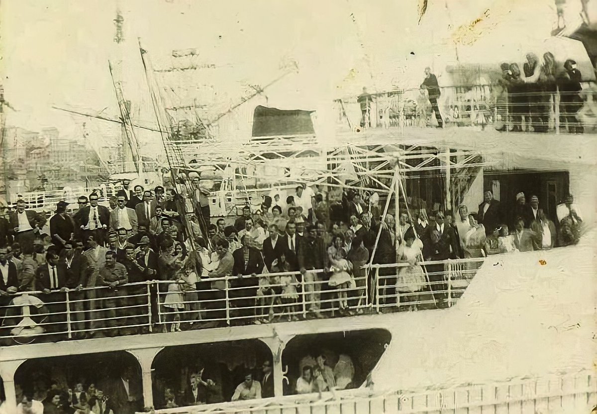 CIVoficial's tweet photo. En la década de los años 50's Venezuela abrió sus puertas a la inmigración masiva europea. Miles de españoles, italianos, portugueses, polacos, alemanes,  aquí se establecieron e hicieron su segunda Patria. La foto es en La Guaira a la llegada de uno de los muchos barcos. https://t.co/dwzCIaM9HR
