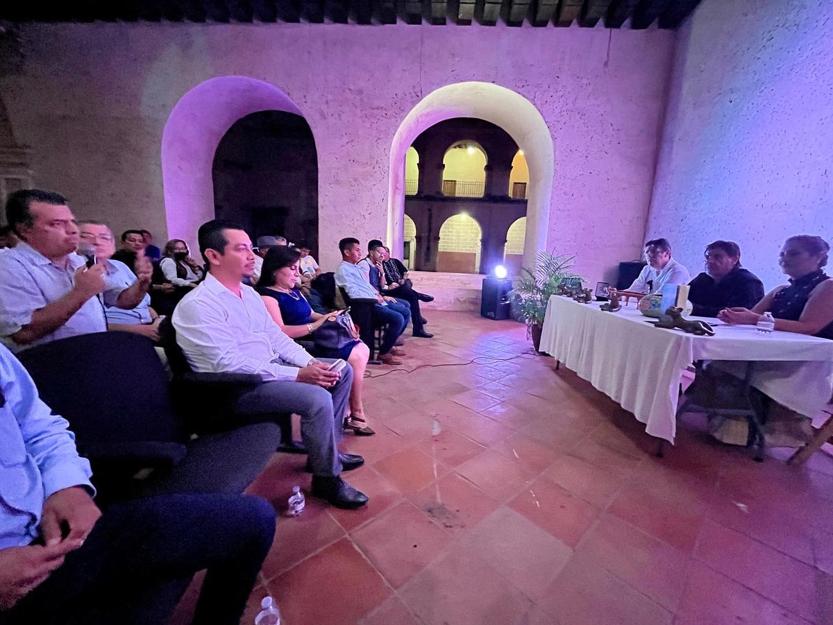 El objetivo de la obra es socializar los retos de preservar el patrimonio natural del estado desde el Desarrollo Sustentable.

Presentaron el libro, Gabriela Gallegos, Julio Romaní y el autor.