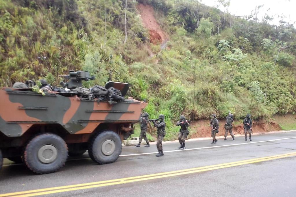 exercitooficial's tweet photo. O Centro de Doutrina do Exército, por intermédio da Divisão de Acompanhamento Doutrinário e Lições Aprendidas, realizou o acompanhamento doutrinário da Manobra Escolar da Academia Militar das Agulhas Negras (AMAN), edição de 2022.

#BraçoForte
#MãoAmiga https://t.co/95LNPimlZl