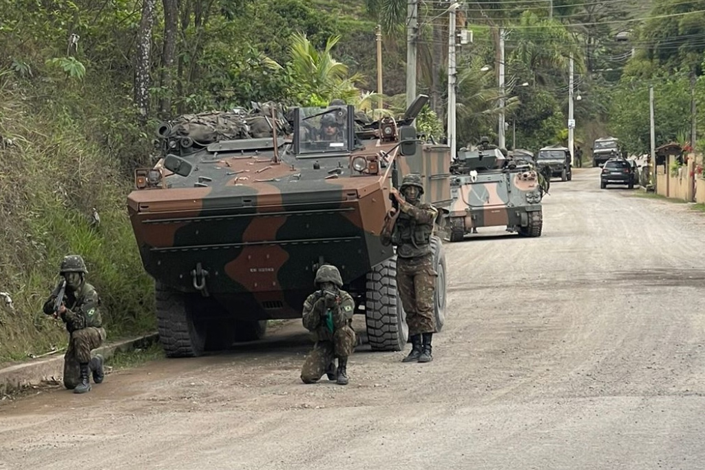 exercitooficial's tweet photo. O Centro de Doutrina do Exército, por intermédio da Divisão de Acompanhamento Doutrinário e Lições Aprendidas, realizou o acompanhamento doutrinário da Manobra Escolar da Academia Militar das Agulhas Negras (AMAN), edição de 2022.

#BraçoForte
#MãoAmiga https://t.co/95LNPimlZl