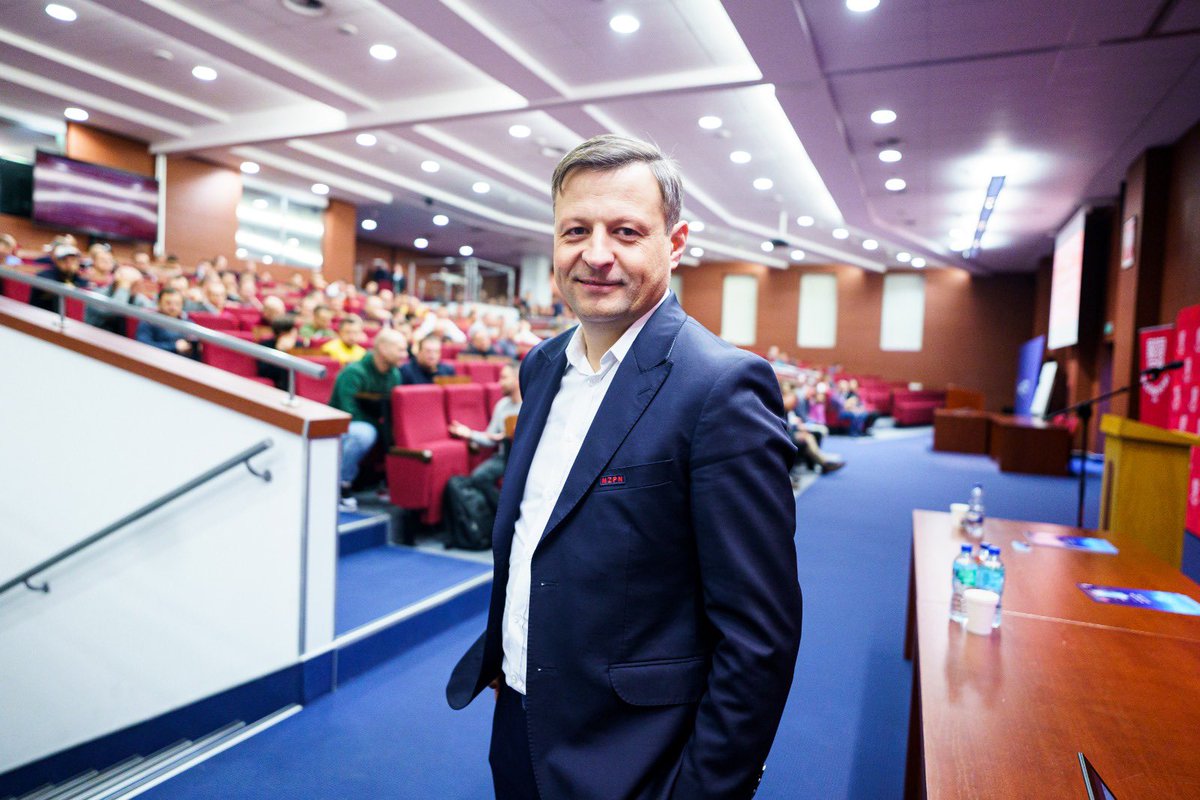 Dzisiaj miałem okazje otworzyć kursokonferencje dla trenerów na Uniwersytecie Kardynała Stefana Wyszyńskiego w Warszawie organizowanego przez <a href="/mazowieckizpn/">Mazowiecki ZPN</a>, gdzie jednym z prowadzących był trener Jacek Magiera 🤝
