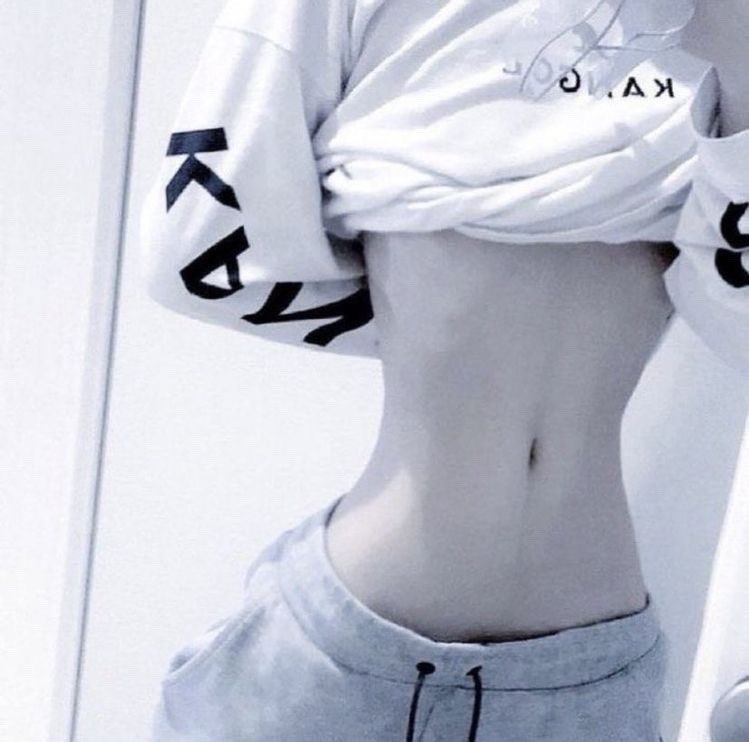 lonerkcals's tweet photo. the only thinspo/bonespo that has a CHOKE HOLD on me ; a thread 🧵 https://t.co/Au2iO13BKb