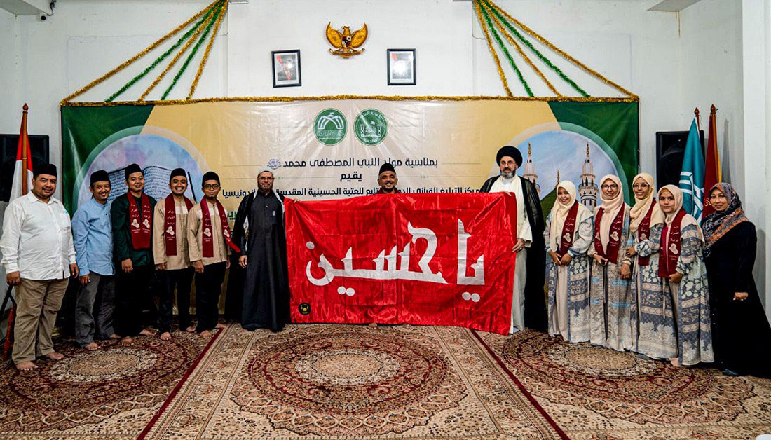 bint_Al_Hor's tweet photo. محافل وبرامج لاحياء تراث اهل البيت (ع) في اندونيسيا.. وفد العتبة الحسينية يهدي راية الامام الحسين (ع) خلال زيارته لعدد من المدارس والحوزات https://t.co/8vsRqqjRI1