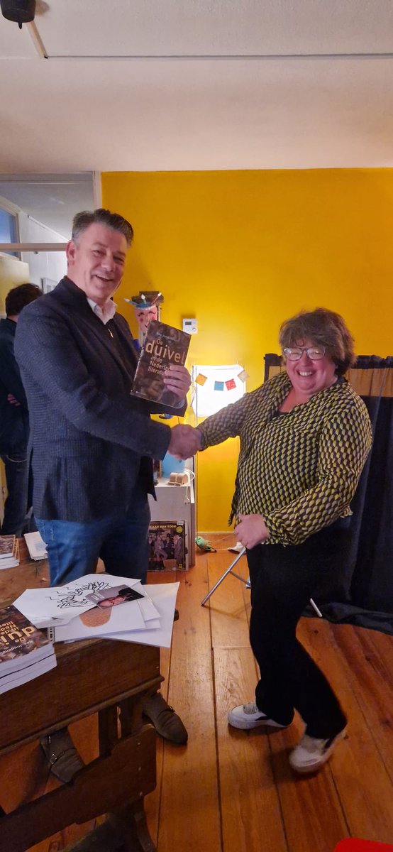 GodelieveTT's tweet photo. Ja hoor! Het boek 'De Duivel, gepresenteerd en de smakelijke introductie door @basjongenelen zet aan tot lezen. Dank @saskiatijgertje voor het vastleggen van deze mijlpaal.
#STEEOK #teamthuis https://t.co/n5W7Dtpn7Y