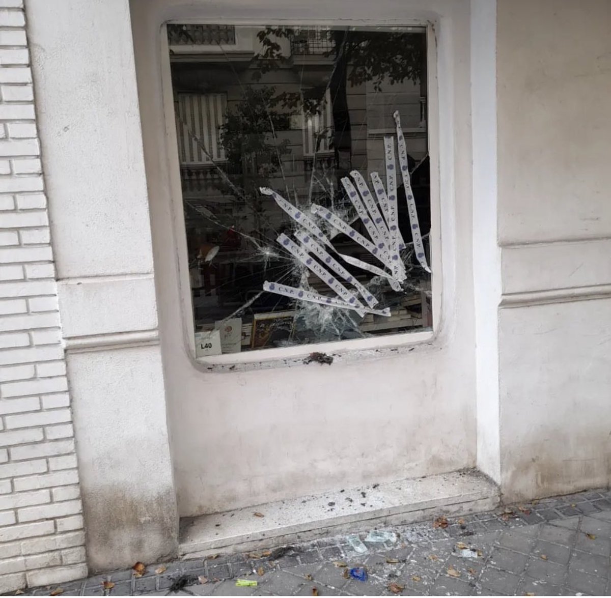 de_infantil's tweet photo. Sin permiso les cojo estas fotos a Modesta librería. Mirad lo que le han hecho esta noche. No hay derecho. Están en Madrid, en el barrio de Chamberí, en Calle Modesto Lafuente. Por si alguien tiene que comprar algún libro y le ayudamos un poquito. https://t.co/5vrjmOE24I