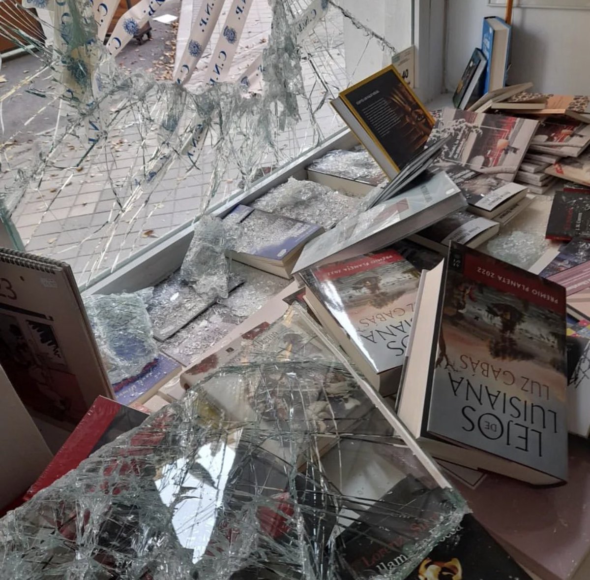 de_infantil's tweet photo. Sin permiso les cojo estas fotos a Modesta librería. Mirad lo que le han hecho esta noche. No hay derecho. Están en Madrid, en el barrio de Chamberí, en Calle Modesto Lafuente. Por si alguien tiene que comprar algún libro y le ayudamos un poquito. https://t.co/5vrjmOE24I