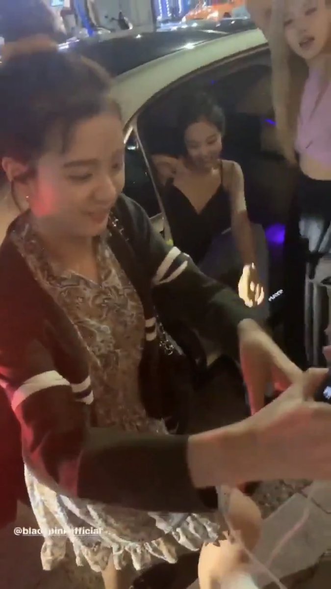 Leeow_'s tweet photo. @portalblackpink Nessa segunda foto aconteceu aquele vídeo da Jennie “bêbada” e eu jurava que era nos eua, não?!!! https://t.co/YWJWm7CL47