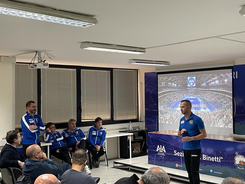 AIA_it's tweet photo. Si è appena concluso il mini raduno #CON5. Il Responsabile Peroni a nome di tutta la Commissione ha ringraziato gli OA preseti per la partecipazione ai vari momenti della giornata formativa.
#AIA #futsal #calcio #sport https://t.co/8JASvMtdKB