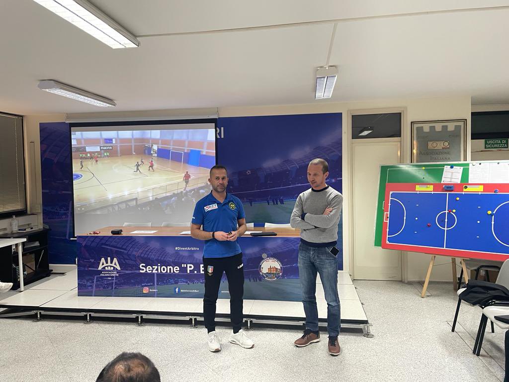 AIA_it's tweet photo. Si è appena concluso il mini raduno #CON5. Il Responsabile Peroni a nome di tutta la Commissione ha ringraziato gli OA preseti per la partecipazione ai vari momenti della giornata formativa.
#AIA #futsal #calcio #sport https://t.co/8JASvMtdKB