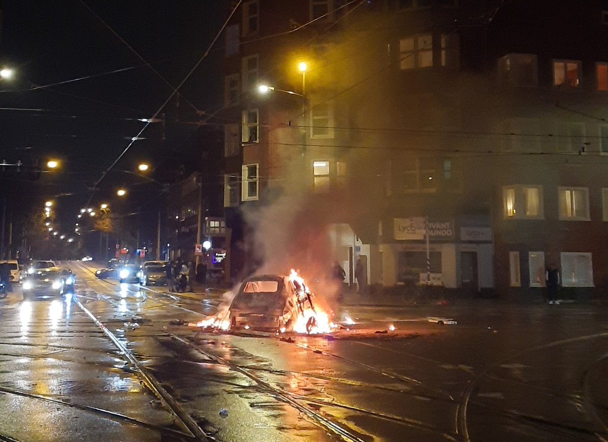 Wat een mooi overwinningsfeestje had kunnen zijn, eindigt in sneue rellen. Wat een treurigheid. (En sterkte aan degene wiens auto dit was) #mercatorplein #BELMAR #rellen