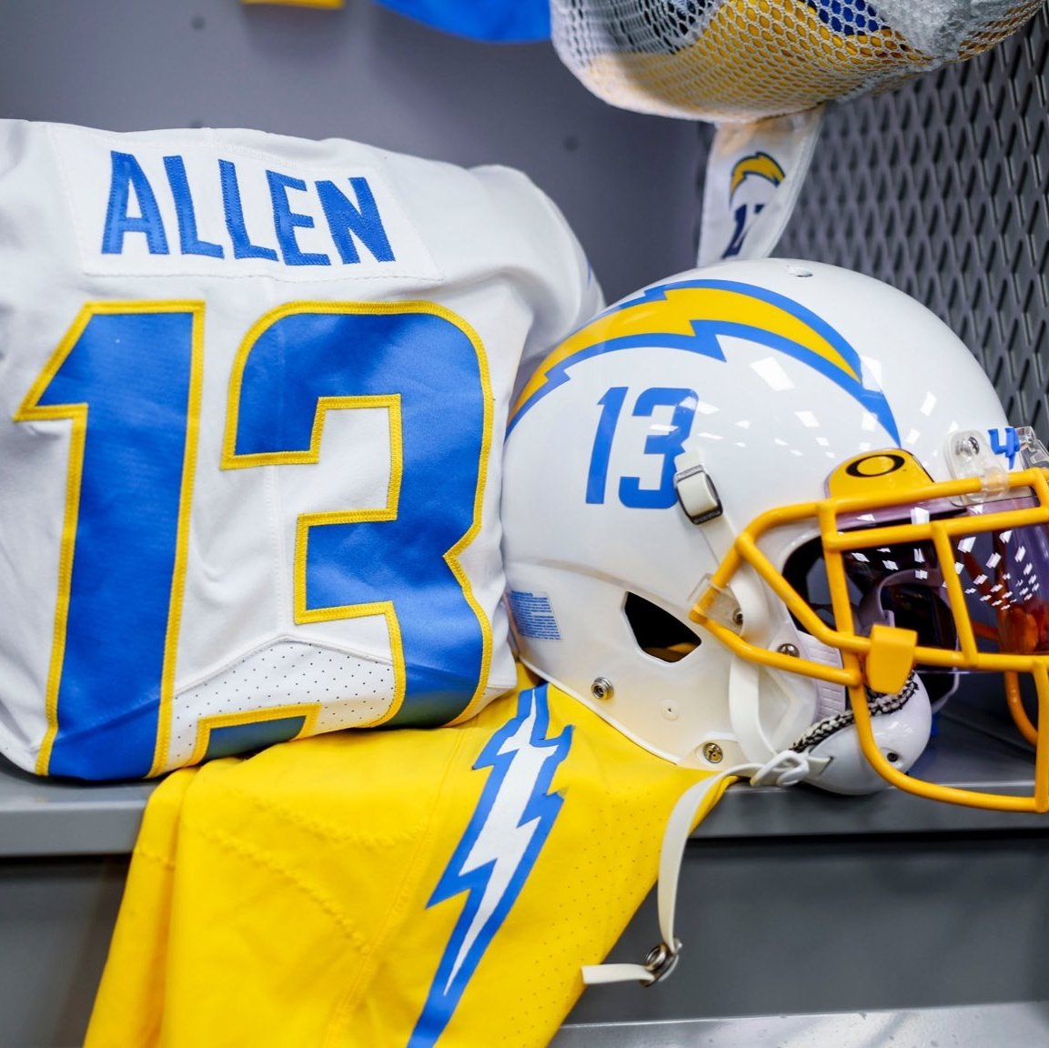 dhbcOregon's tweet photo. white over gold in the desert

⬜⚡🟨

📸 @chargers | #boltup https://t.co/dv3f7Z2z1m