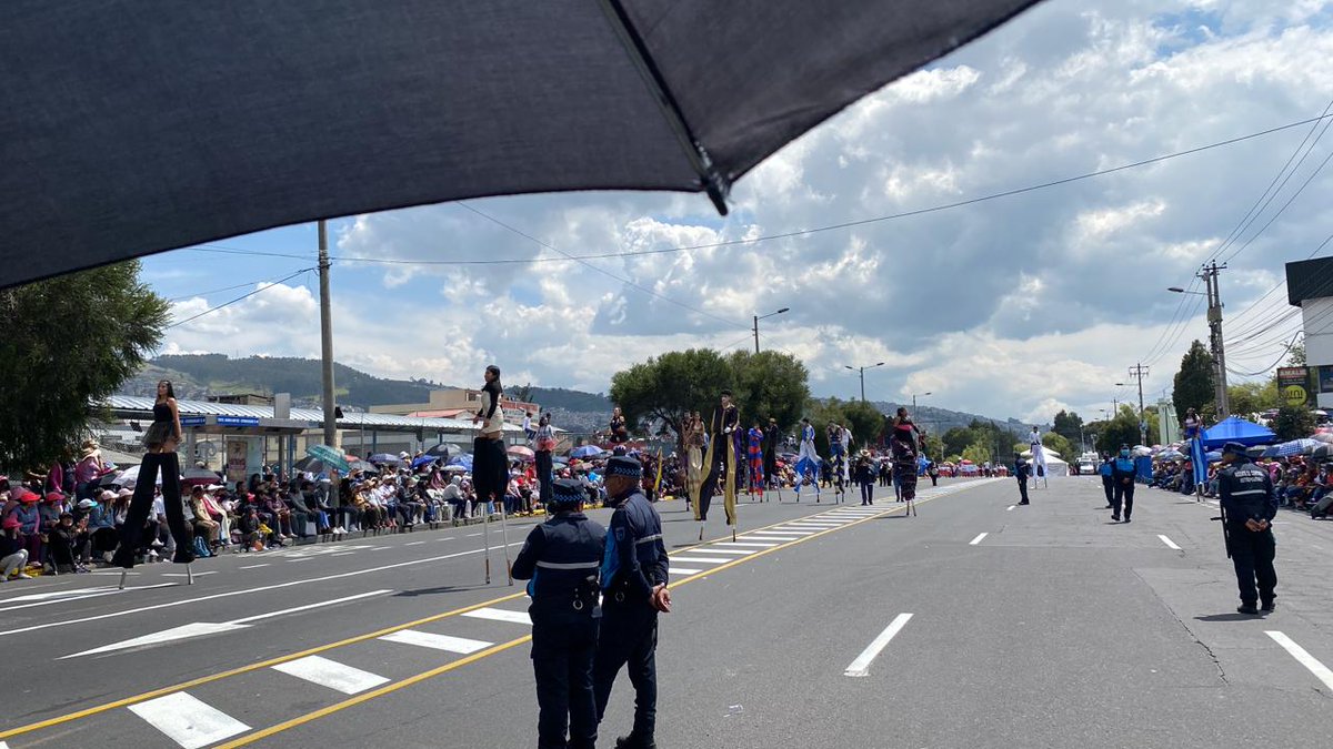 AlejandraBaca24's tweet photo. Juglares de la calle.
 #fiestasdequito #tribunadelsur #confraternidad https://t.co/Q6fFl1CACC