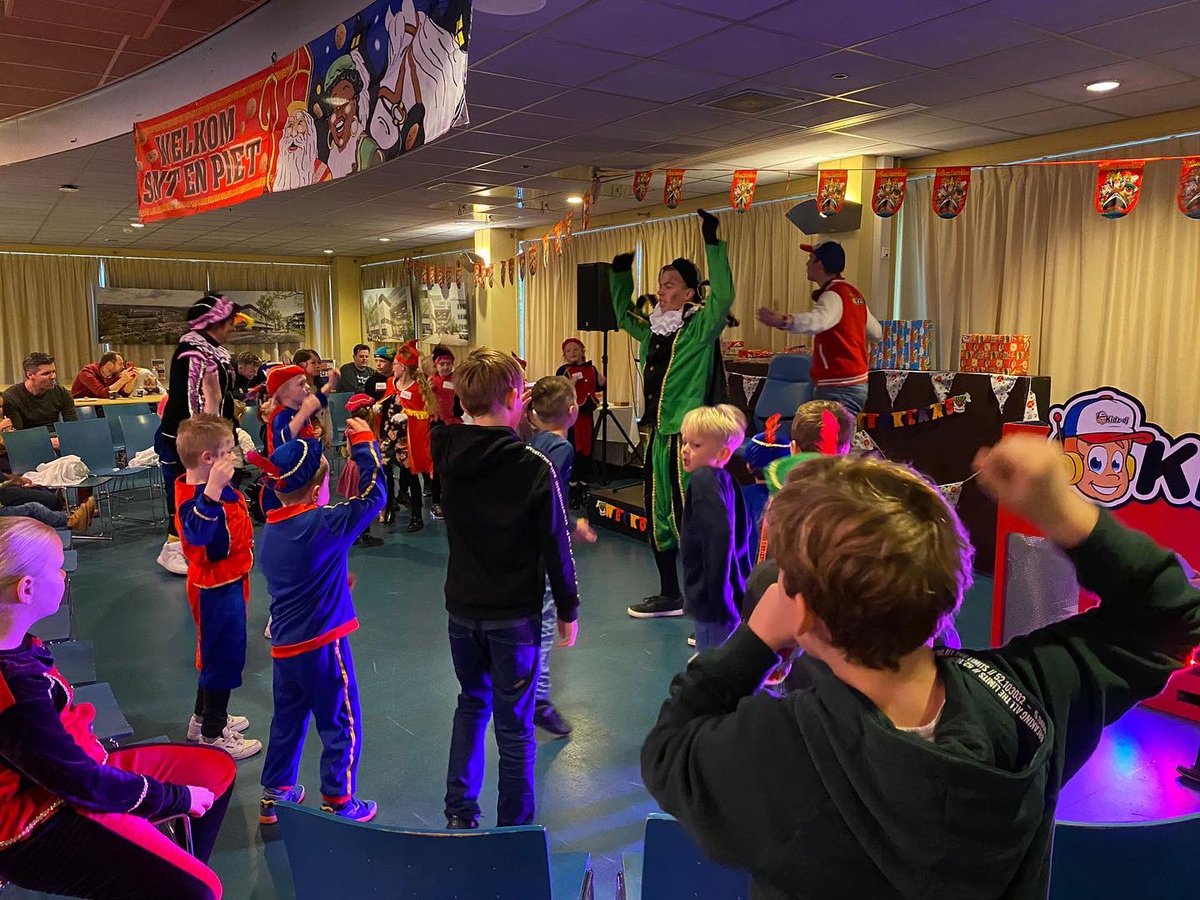 Onder begeleiding van Kidz-dj Mika ontvingen we vandaag Sinterklaas in het Rode Kruis Ziekenhuis in Beverwijk. Ik was hier bij als Piet en speciaal voor de kinderen van de medewerkers was hier vandaag een Sinterklaasfeest.