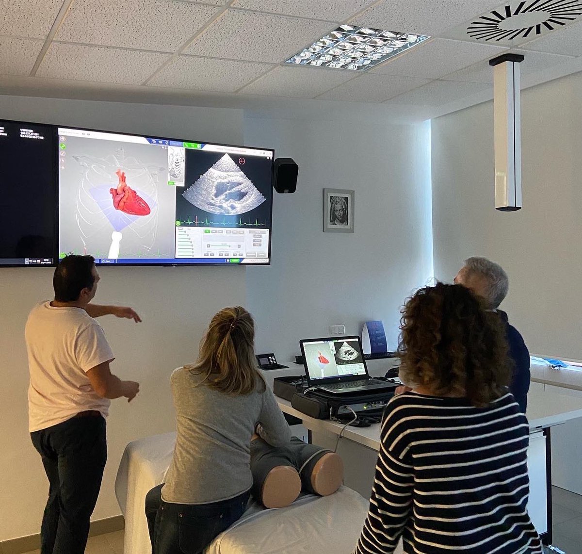 AnestUciCUN's tweet photo. Fantástico Curso Práctico de Ecocardiografia Transtoracica Básica en el Centro de Simulacion de la @ClinicaNavarra con @EchoSimGroup1!! Curso acreditado por @ESICM con 6 puntos para obtención del #edec!! @sedar_es @SCISEDAR @JG_Anestesia @FernandoRamasco @marietahersan @Crit_Care https://t.co/DXq7gy9GpV