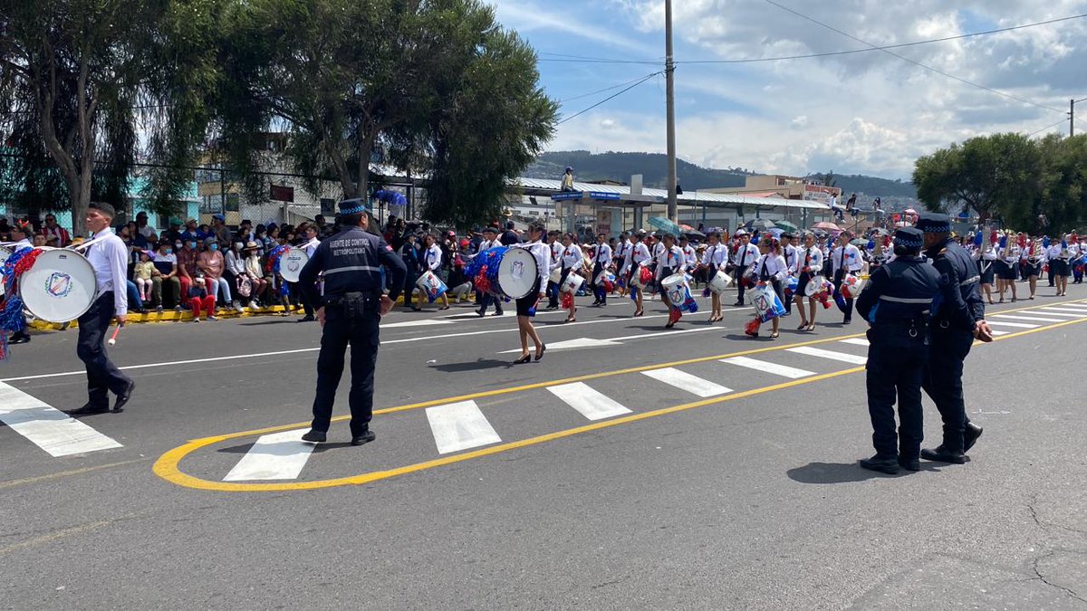 AlejandraBaca24's tweet photo. Banda de paz del colegio "Primicias de la cultura de Quito".
#fiestasdequito #tribunadelsur #confraternidad https://t.co/gDRDJmLbEH