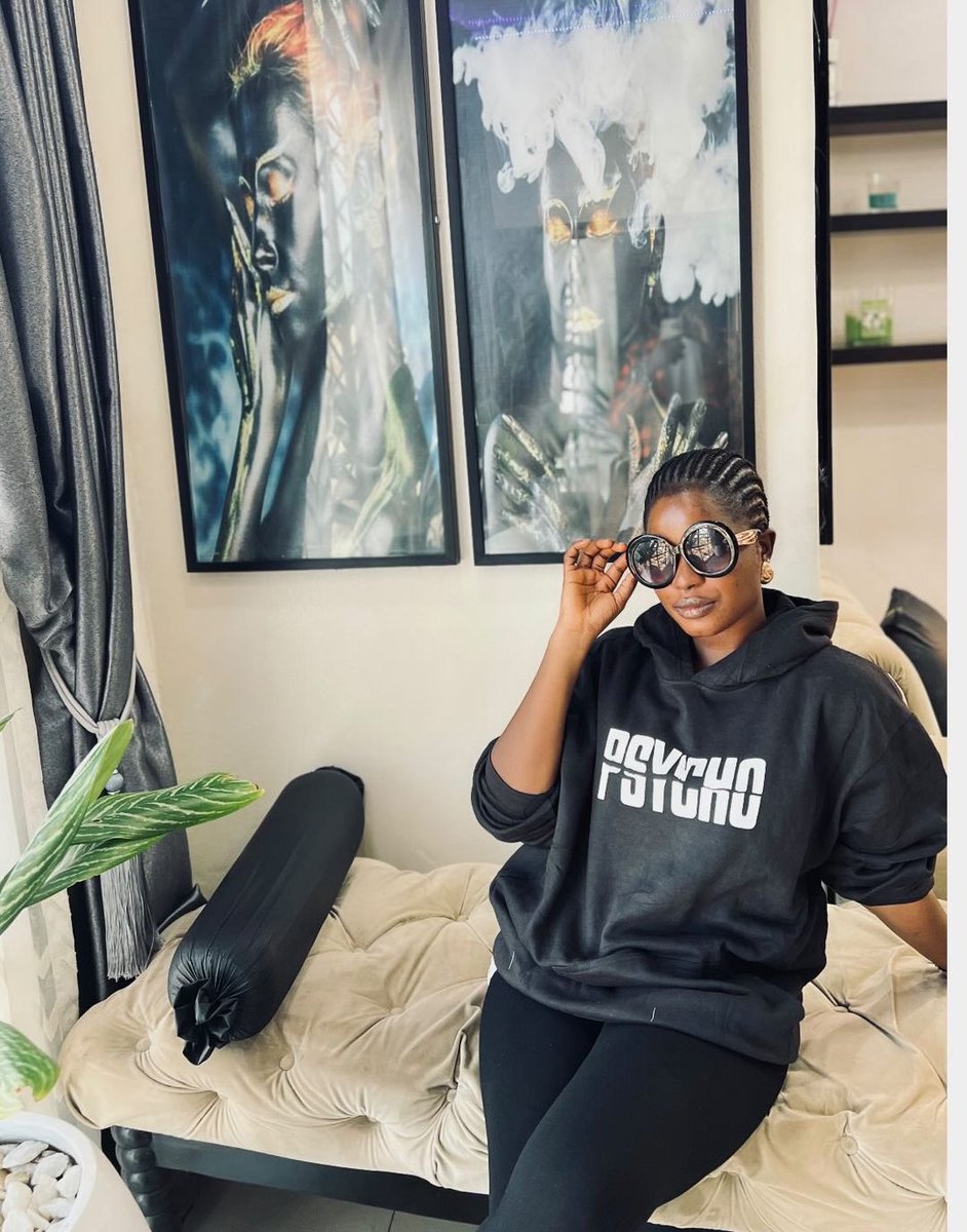 Merchbychi's tweet photo. #Feedbacks 💥💃🏽💃🏽💃🏽
Frame 1 : custom hoodie
Frame 2: T-shirt x custom cargo pant
Frame 3: Review!
Frame 4: custom cargo pants 🔥 
Click link below to shop or check merchbychi on IG
https://t.co/A1AdU0MRap https://t.co/ghpiq5MxmX