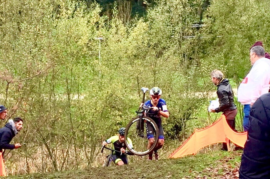 FeirenseCycling's tweet photo. 🙌 Márcio Barbosa 4º em Santo Tirso. Após esta terceira prova, situa-se no 2º lugar da Taça de Portugal de Ciclocrosse. 💪
#ABTFeirense
#ABTFBetão
#GrupoTavares
#Digarda
#PolisportBicycle
#Polipromotion
#Nasamotor
#rudyprojectportugal
#GarraDeBetão
#DeCasteloAoPeito https://t.co/ws7lWQWQkt