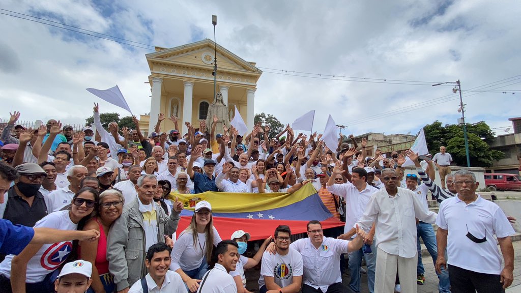 adbernabe's tweet photo. Con alegría y energía #CaminamosAntímano, parroquia popular de #Caracas, donde abrazamos al pueblo ADeco y vimos en sus ojos la esperanza de que vuelva a gobernar desde Miraflores #AcciónDemocrática. Me comprometo en hacer un gobierno amplio, de oportunidades y sin odios. https://t.co/1QMgohq6mX