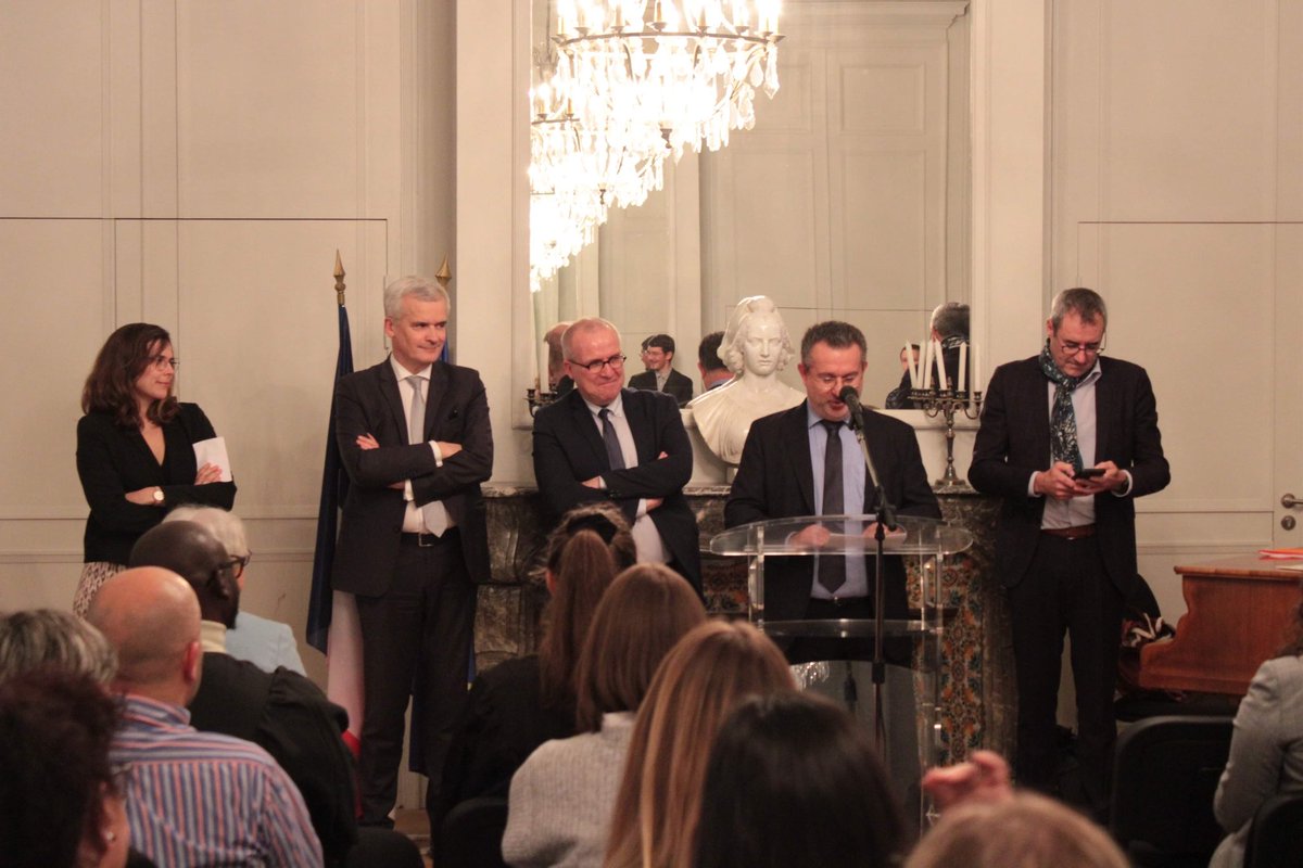 TerritorialeLa's tweet photo. Lundi dernier a eu lieu la remise des diplômes de la promotion 2021-2022 du master 2 droit des collectivités territoriales au sein de la sous-préfecture de Reims ! L’organisation a été assuré par la promotion actuelle de master 2 accompagné de plusieurs M1 ! https://t.co/9WHtc3TLLZ