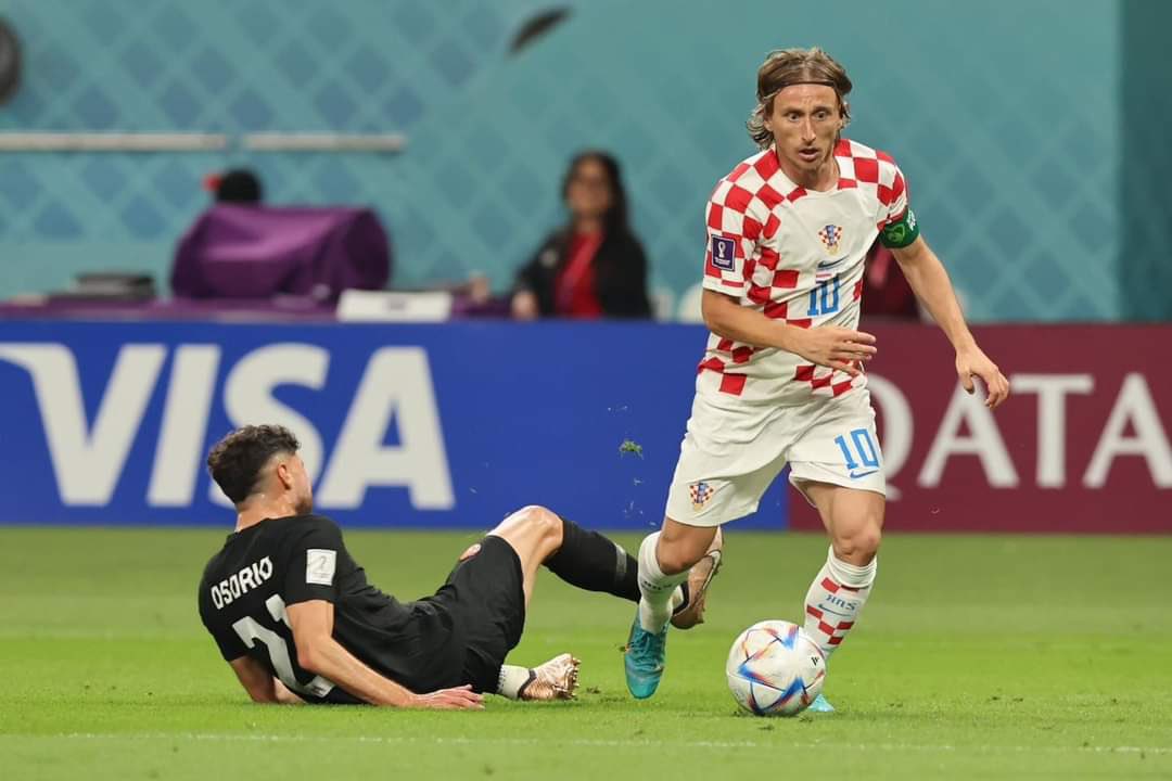 شي لا يستوعبه العقل البشري.. كيف لاعب بهذا العمر عنده هالتأثير بالنادي والمنتخب؟

وبمجرد ما يغيب جميعهم يتأثرون ، يا بشر نتكلم عن لاعب عمره ٣٧ عام وعنده ذي الاستمراريه .. ظاهرة كرويه مستحيل تتكرر