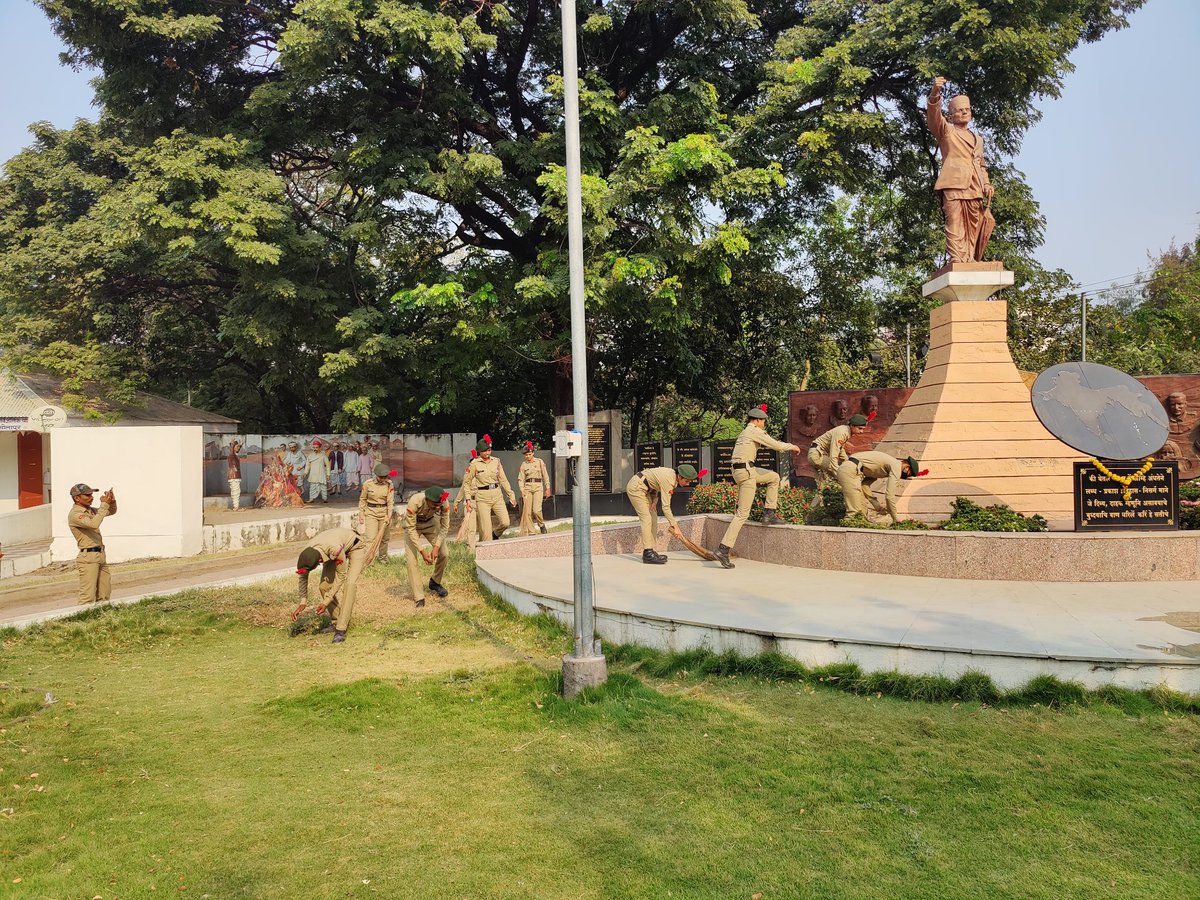 Solapur15's tweet photo. On occasion of NCC day today Hirachand Nemchand college of commerce of Solapur NCC unit  conduct swachhata Abhiyan camp at hutatma Smarak Ashok Chowk https://t.co/j3h5PudefI