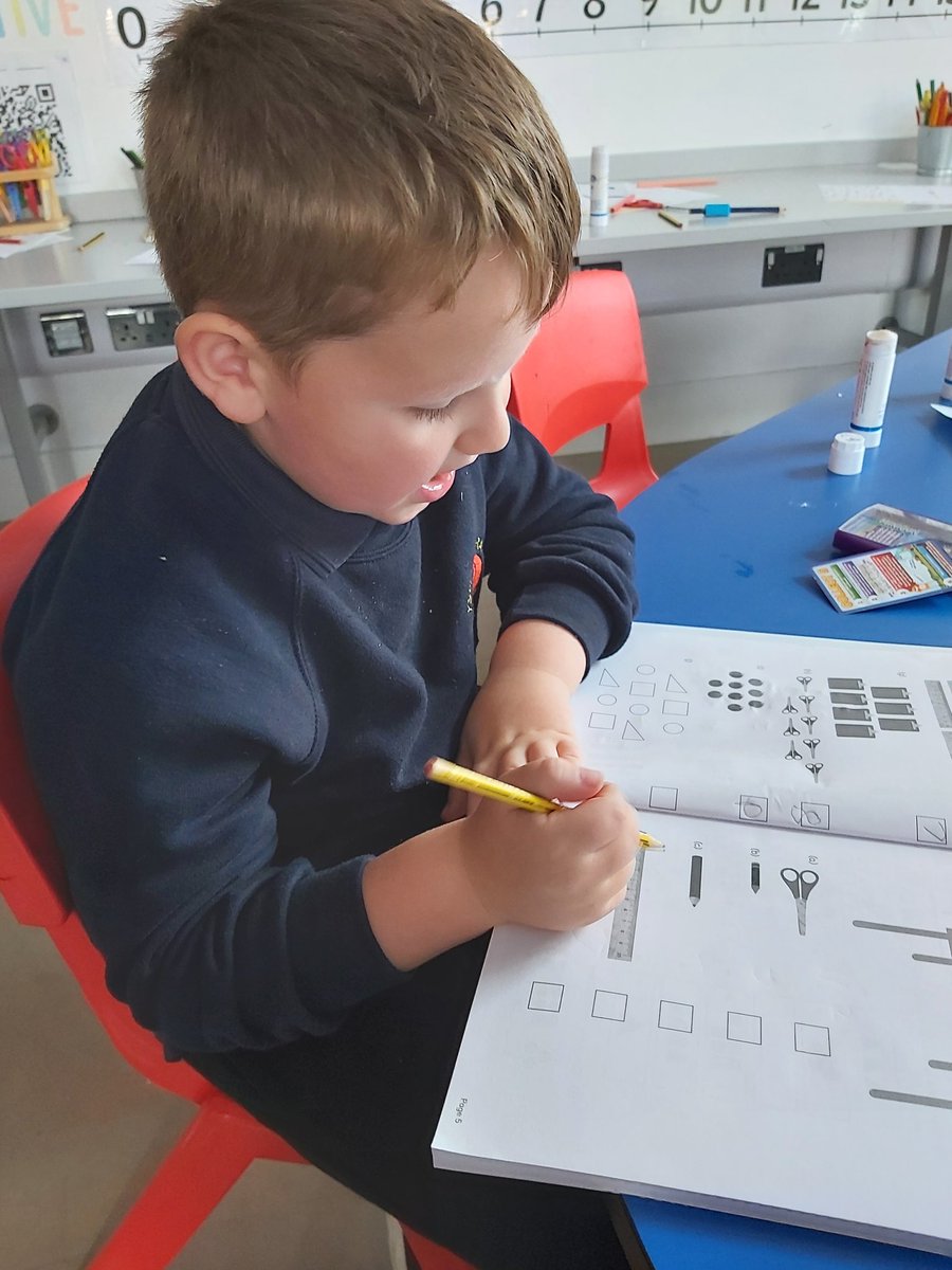ysgolyddraig's tweet photo. Counting objects to 10. #mathsnoproblem #YYDOgwr #y1 #numeracy #10frame https://t.co/gKBP1Enoxf