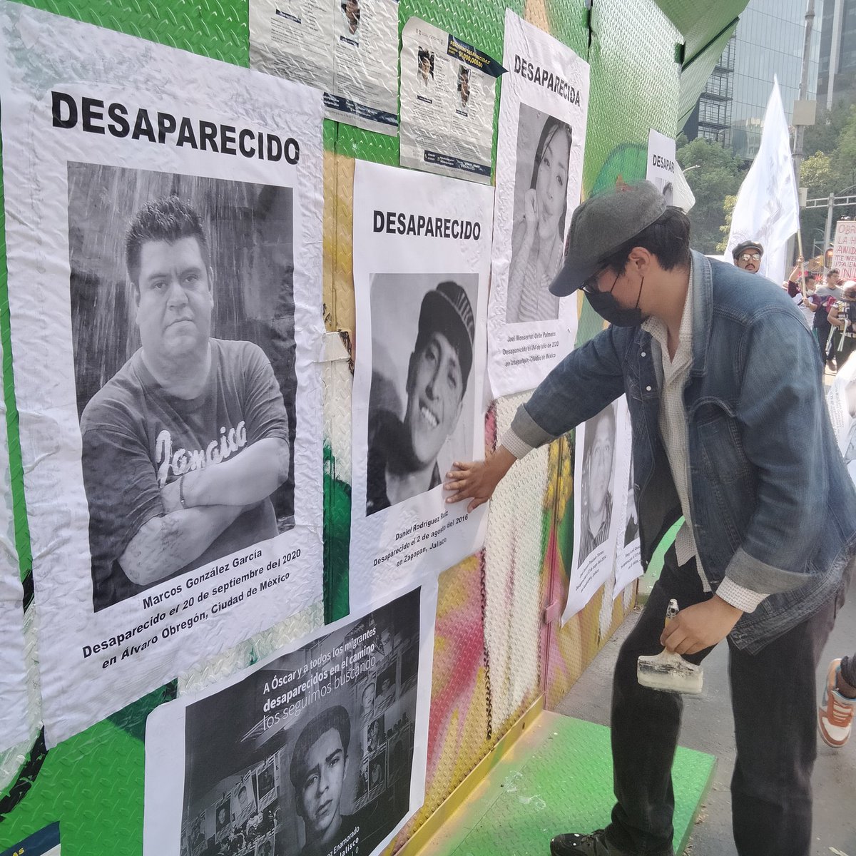 Familiares de personas desaparecidas realizan una jornada más en la Glorieta de las y los desaparecidos para exigir justicia y su aparición con vida.