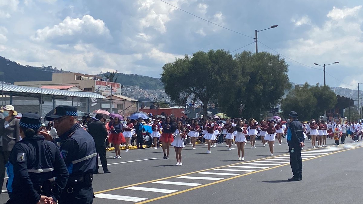 AlejandraBaca24's tweet photo. Bastoneras de la Unidad Educativa "11 de marzo".
#fiestasdequito #tribunadelsur #confraternidad https://t.co/pHLhm4IYrw