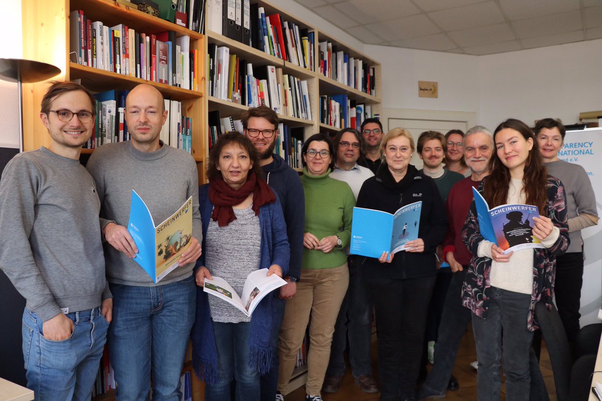transparency_de's tweet photo. Dieses Wochenende hat sich unsere #Scheinwerfer-Redaktion zur Klausur getroffen. Auf der Agenda: Ein Schreibworkshop mit der fabelhaften @dagmar_thiel und die Diskussion über die Schwerpunkte für 2023:

👉 #Menschenrechte
👉 #Datenschutz
👉 30 Jahre #Transparency
👉 #Arbeitswelt https://t.co/XWR9xDeDrv