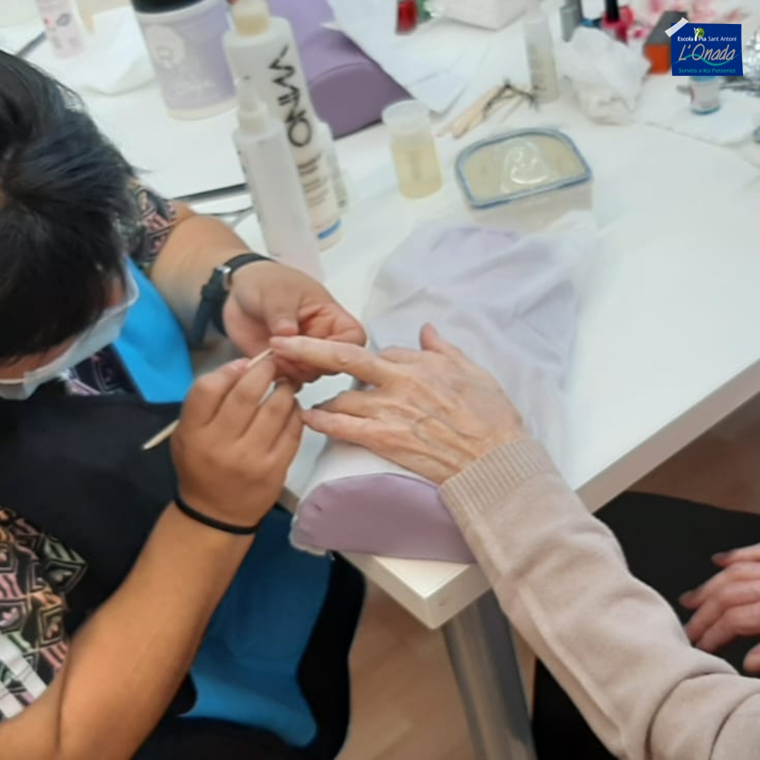 epiasantantoni's tweet photo. 💆💅𝙋𝙁𝙄 𝙄𝙢𝙖𝙩𝙜𝙚 𝙋𝙚𝙧𝙨𝙤𝙣𝙖𝙡💅💇‍♀️: hem reprès amb molta il·lusió la col·laboració intergeneracional amb el centre de dia 𝐿'𝒪𝓃𝒶𝒹𝒶 del barri de Sant Antoni, i hi anirem dos cops al mes. #territori #terceraedat #colaboraressumar #epiasantantoni https://t.co/ParHSsRtbW