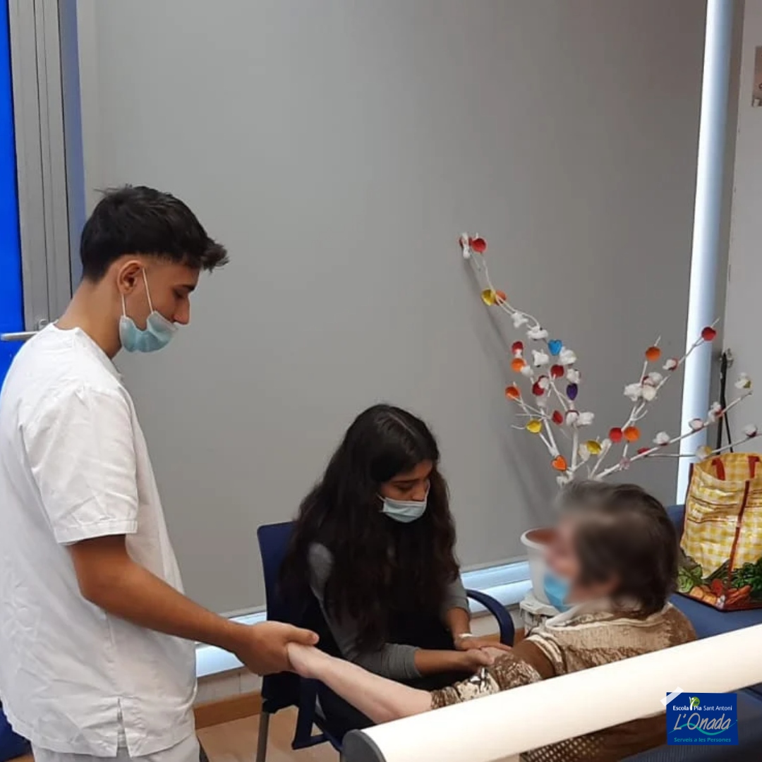 epiasantantoni's tweet photo. 💆💅𝙋𝙁𝙄 𝙄𝙢𝙖𝙩𝙜𝙚 𝙋𝙚𝙧𝙨𝙤𝙣𝙖𝙡💅💇‍♀️: hem reprès amb molta il·lusió la col·laboració intergeneracional amb el centre de dia 𝐿'𝒪𝓃𝒶𝒹𝒶 del barri de Sant Antoni, i hi anirem dos cops al mes. #territori #terceraedat #colaboraressumar #epiasantantoni https://t.co/ParHSsRtbW