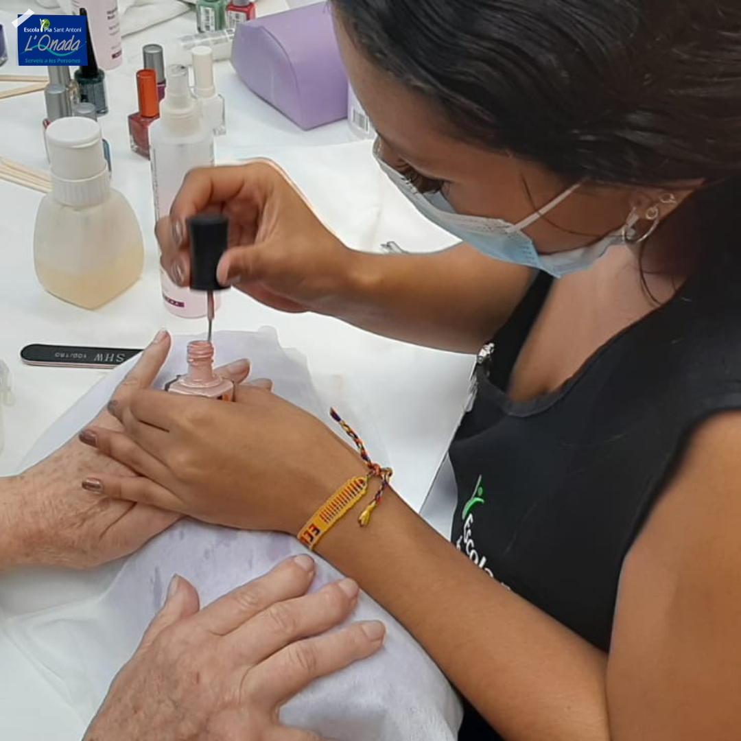 epiasantantoni's tweet photo. 💆💅𝙋𝙁𝙄 𝙄𝙢𝙖𝙩𝙜𝙚 𝙋𝙚𝙧𝙨𝙤𝙣𝙖𝙡💅💇‍♀️: hem reprès amb molta il·lusió la col·laboració intergeneracional amb el centre de dia 𝐿'𝒪𝓃𝒶𝒹𝒶 del barri de Sant Antoni, i hi anirem dos cops al mes. #territori #terceraedat #colaboraressumar #epiasantantoni https://t.co/ParHSsRtbW