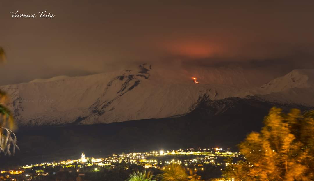 🌋 #etnalive - COMUNICATO
A partire dalle ore 17.00 ha evidenziato l'apertura di una bocca effusiva alla base nord-orientale del Cratere di SE, ad una quota di circa 2800 m.da cui viene emessa una piccola colata che avanza lentamente in direzione Valle del Leone.📸 Veronica Testa