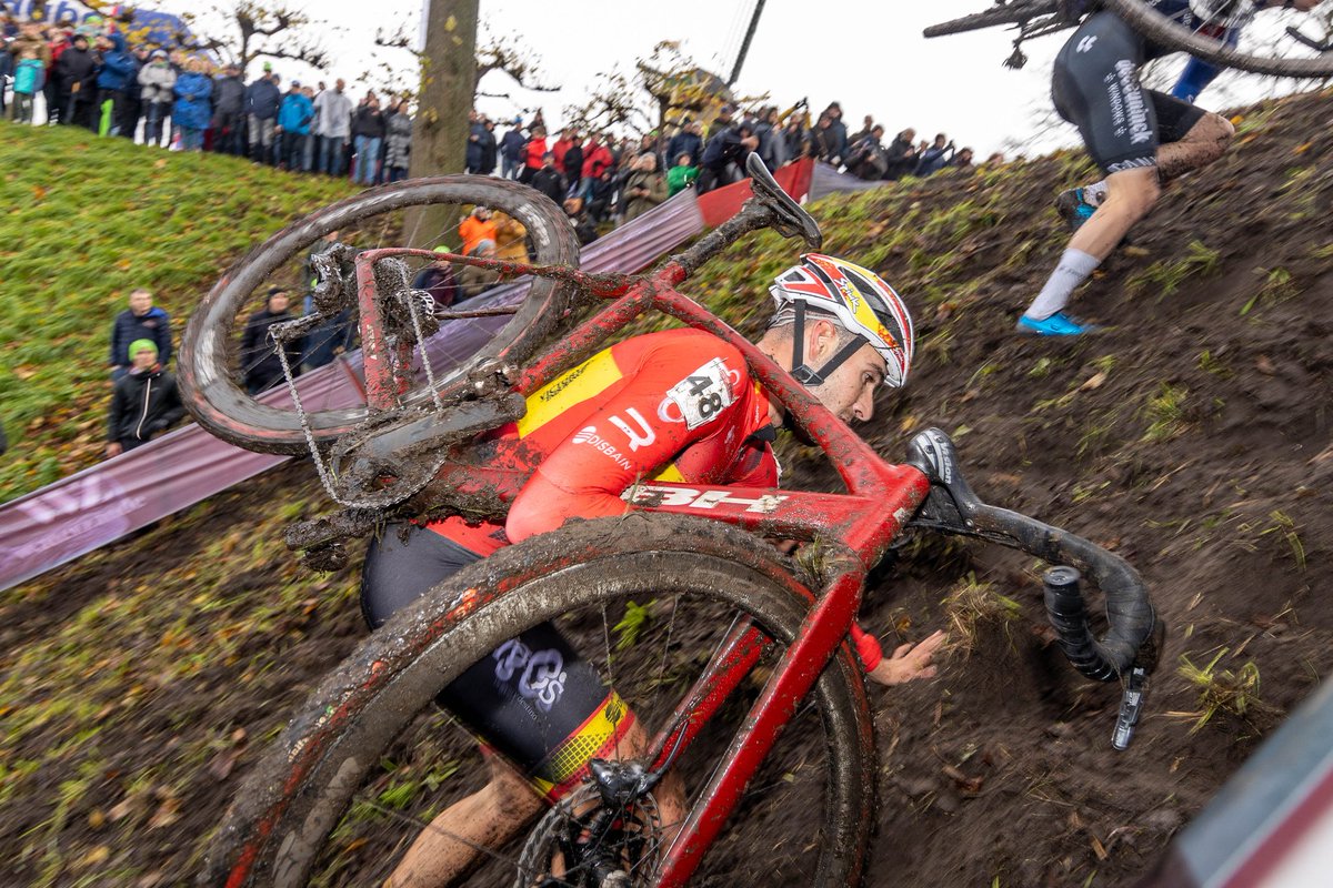 felipeorts15's tweet photo. Continuamos cumpliendo las mejores expectativas  🔝1️⃣0️⃣

Carrera casi perfecta para conseguir la 7️⃣° plaza en la @ucicyclocrossworldcup Hulst🇳🇱 y seguir peleando con los mejores crosses del planeta🤘

La ruleta esta caliente 🎯🎲

📸@yefrifotos @burgosbh 💜 https://t.co/9tHRCBtC1g