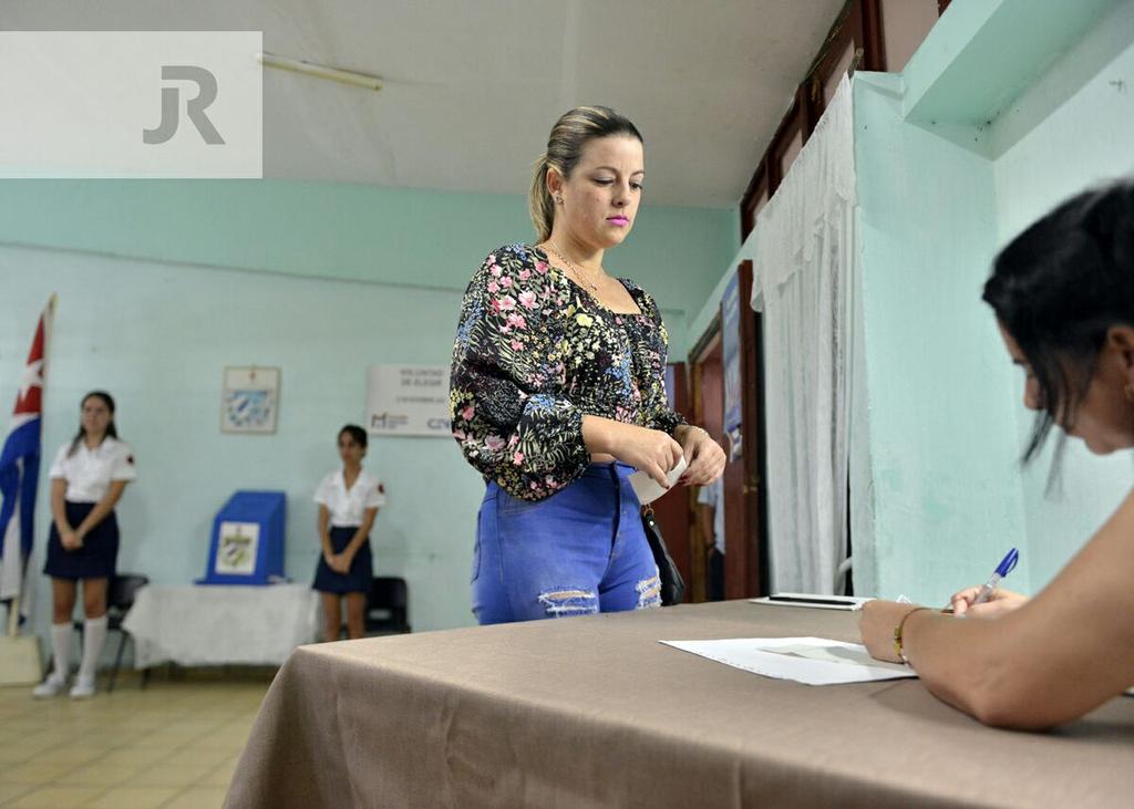 lisaracorona1's tweet photo. Con la convocatoria a votar temprano en las elecciones,  @aylinalvarezG, 1ra secretaria de la @UJCdeCuba, ejerció su derecho al voto esta mañana. 🗣 Votó!, dijeron los pioneros❤ 

🚩Qué linda mi #Cuba🇨🇺

#VoluntadDeElegir #YoVotoEl27 https://t.co/mLNh61TdXr