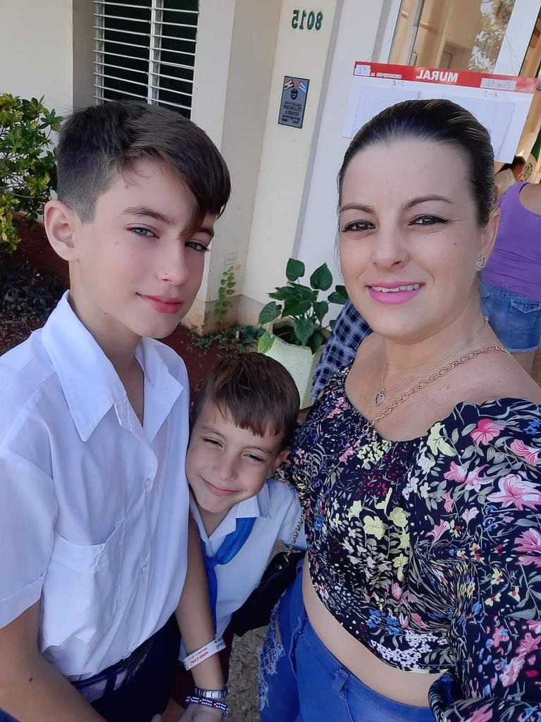 lisaracorona1's tweet photo. Con la convocatoria a votar temprano en las elecciones,  @aylinalvarezG, 1ra secretaria de la @UJCdeCuba, ejerció su derecho al voto esta mañana. 🗣 Votó!, dijeron los pioneros❤ 

🚩Qué linda mi #Cuba🇨🇺

#VoluntadDeElegir #YoVotoEl27 https://t.co/mLNh61TdXr