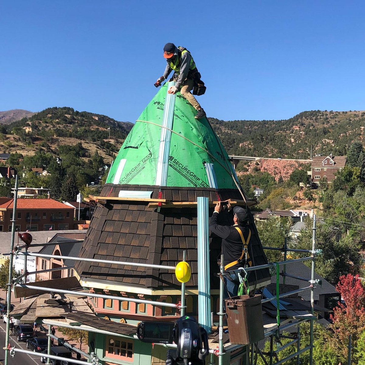 Metal Roofing has become increasingly popular. Metal roofs are available in a variety of colors and have a longer lifespan divineroofinginc.com #coloradosprings #roofingcompany #bestroofingcompany #roofing #commercialroofing #roofinstallation #shingleroofing #metalroofing