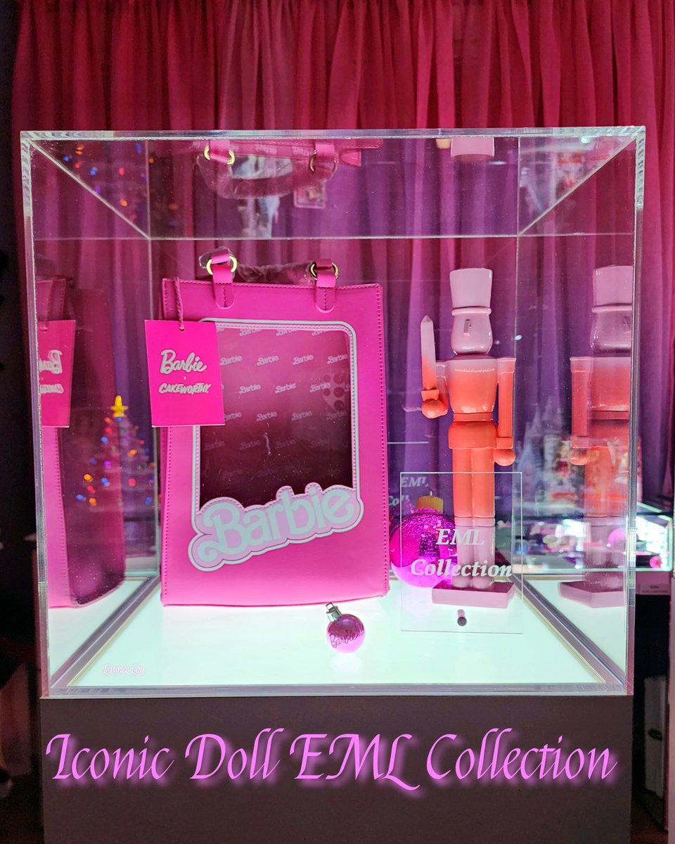 EMLCollection's tweet photo. Iconic Doll EML Collection Private Museum Collection Curator Laynee Loy showcasing Mattel Barbie Barbie X CakeWorthy Barbie Box Purse
#IconicDollEMLCollection #iconicdoll #EMLcollection #PrivateMuseum #barbiex #barbieCollection #Curator #layneeLoy #barbieboxpurse #cakeworthy https://t.co/VMYSBYzPd0