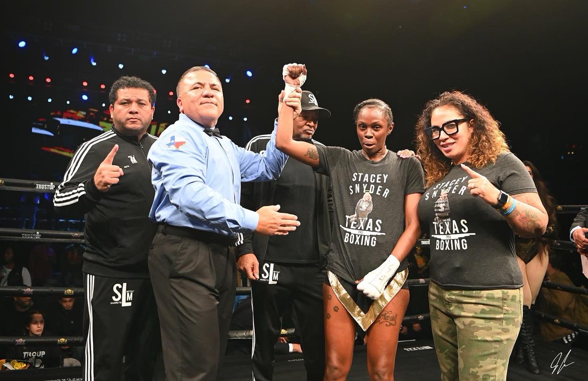 InTheRingWithC1's tweet photo. No greater feeling than to get your hand raised in a unanimous decision, @kingdomboxingus @Da_slim_goody
📸 @jgonzodotcom
#coachozell @diamondrockpromotions
#mainevent #femaleheadliner #boxing #dfdub #queen #femaleswhobox #ladies #Texasselectboxingclub https://t.co/KR6SwrJ0L9
