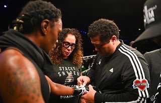 InTheRingWithC1's tweet photo. No greater feeling than to get your hand raised in a unanimous decision, @kingdomboxingus @Da_slim_goody
📸 @jgonzodotcom
#coachozell @diamondrockpromotions
#mainevent #femaleheadliner #boxing #dfdub #queen #femaleswhobox #ladies #Texasselectboxingclub https://t.co/KR6SwrJ0L9