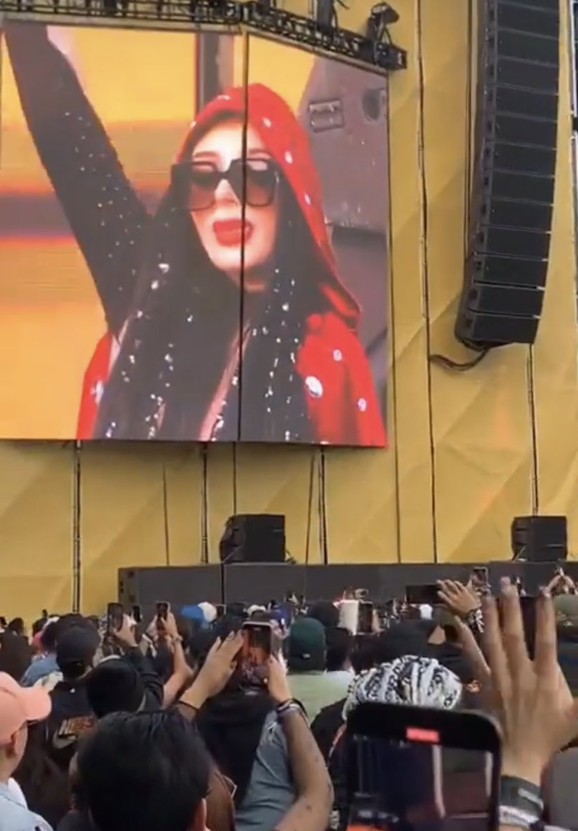 bellakathstats's tweet photo. @labellakath hoy en #CocaColaFlowFest Rompiendo REINAAA🔥👑 https://t.co/1MRmxW6bkv
