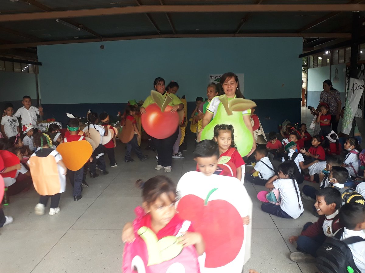 AntonioMariaPR's tweet photo. Baile de las Frutas a cargo de Inicial A y B @NicolasMaduro @ZonaEducTachira @Berzabethg1 @BolivarianasZET @dceuportuguesa @Crazet2011 @FernandoRojas6 https://t.co/GwWv5KorEf